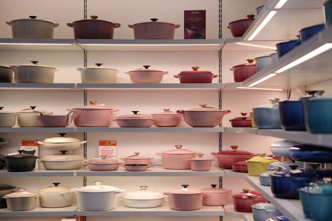 2024年8月21日、英国のビスタービレッジにあるル・クルーゼのアウトレット小売店